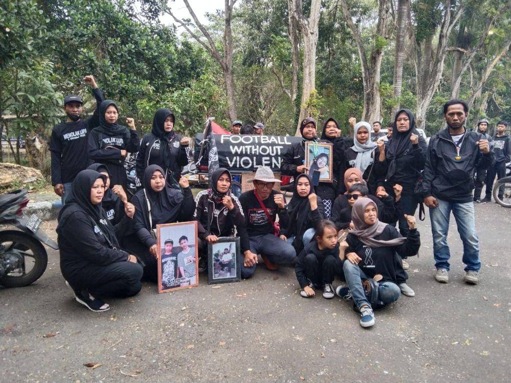 Midun saat berfoto bersama keluarga korban Tragedi Kanjuruhan. (IDN Times/Rizal Adhi Pratama)