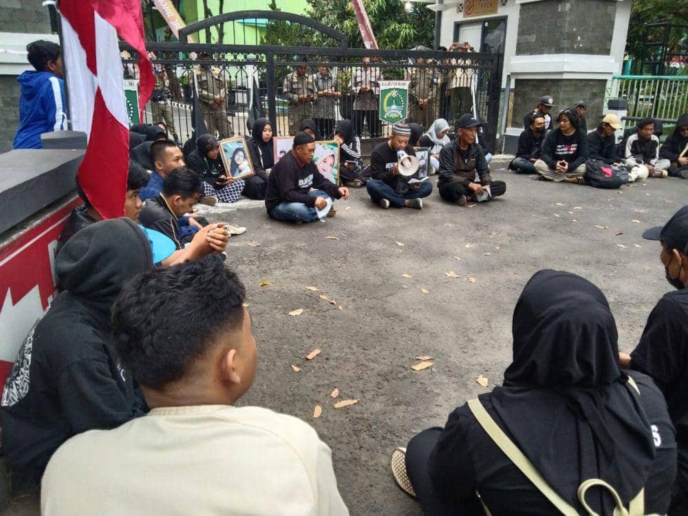 Aksi rukiyah di depan Kantor DPRD Kabupaten Malang. (IDN Times/Rizal Adhi Pratama)