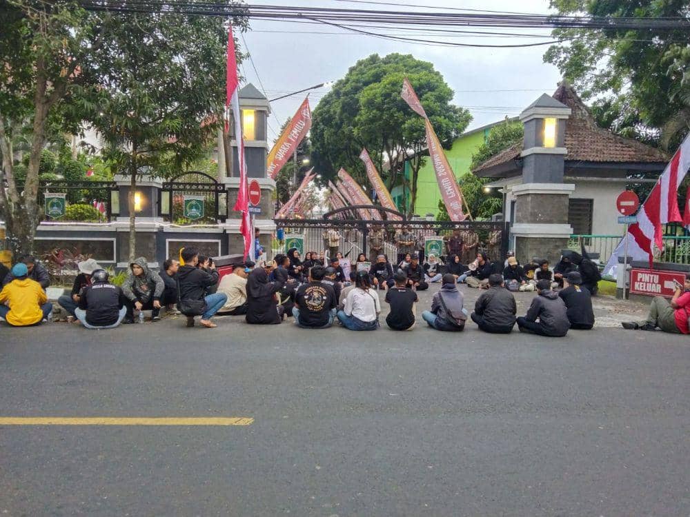 Aksi rukiyah di depan Kantor DPRD Kabupaten Malang. (IDN Times/Rizal Adhi Pratama)
