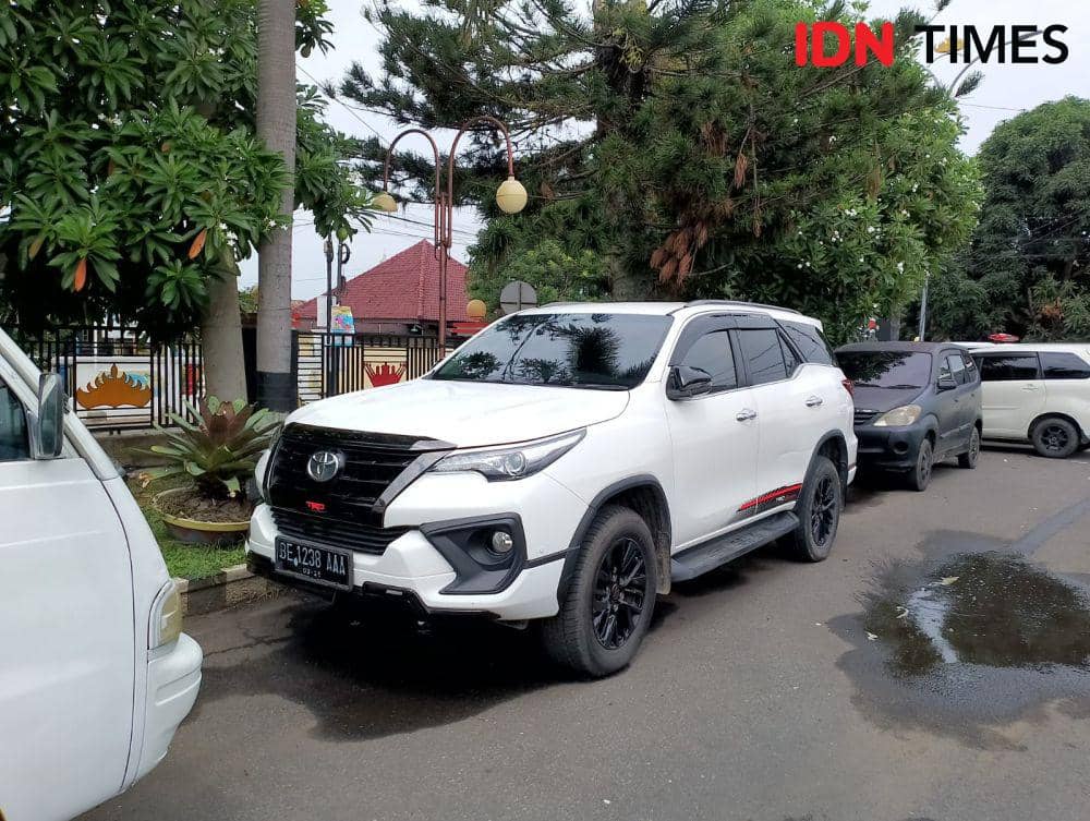 Penampakan mobil dikemudikan Anggota DPRD Lampung, Okta Rijaya. (IDN Times/Tama Yudha Wiguna).