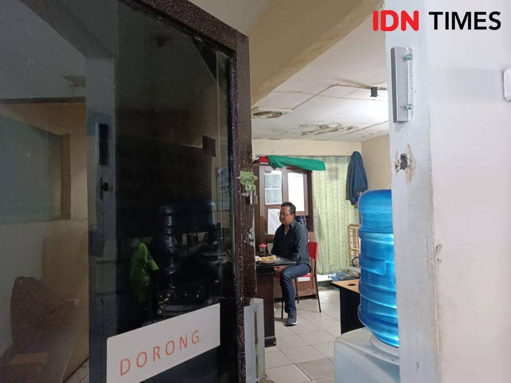 Anggota DPRD Lampung Okta Rijaya penuhi pemeriksaan penyidik Satlantas Polresta Bandar Lampung, Kamis (3/8/2023). (IDN Times/Tama Yudha Wiguna)