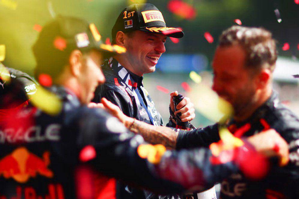 Max Verstappen tersenyum di podium usai memenangi GP Belgia 2023. (formula1.com)