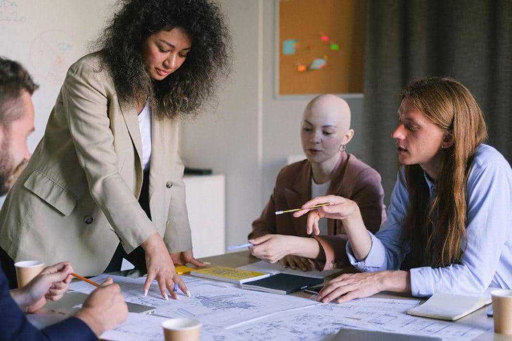 potret suasana karyawan bekerja di kantor (pexels.com/Anna Shvets)