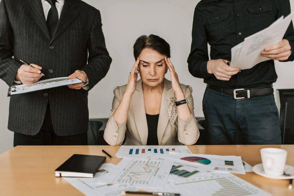 potret seorang bos tertekan di kantor (pexels.com/Vlada Karpovich)