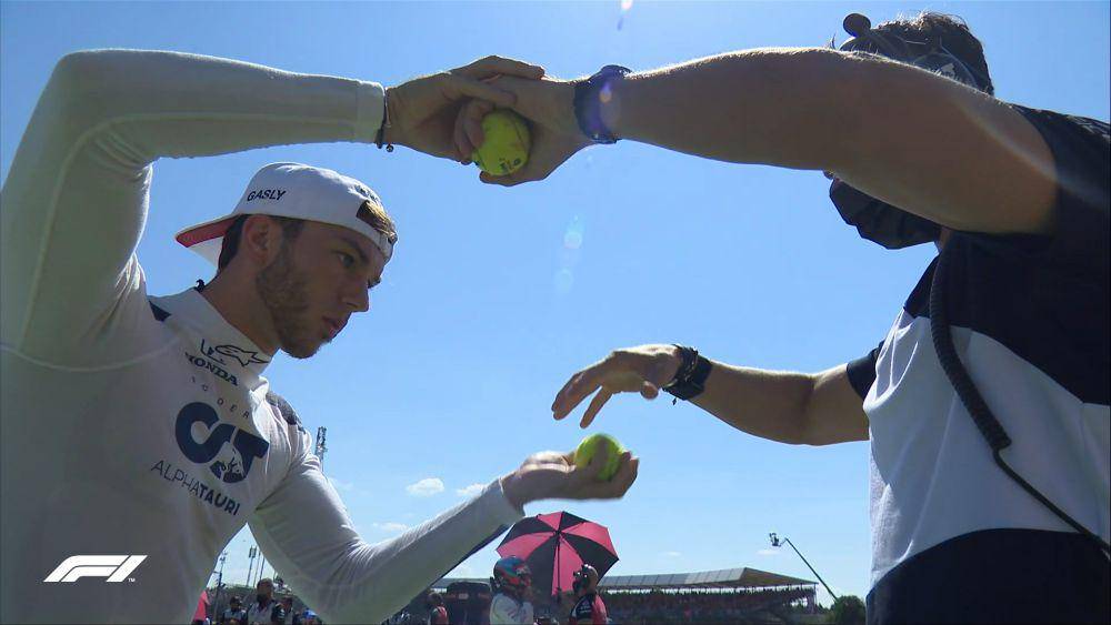 Pembalap Pierre Gasly berlatih ketangkasan dengan dua bola tenis sebelum GP Inggris 2021. (twitter.com/F1)