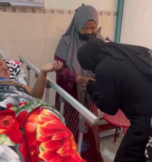 Vokalis band Kotak, Tantri saat mendatangi satu persatu pasien RSUD Bangil untuk meminta maaf. (Instagram/@kotakband_)