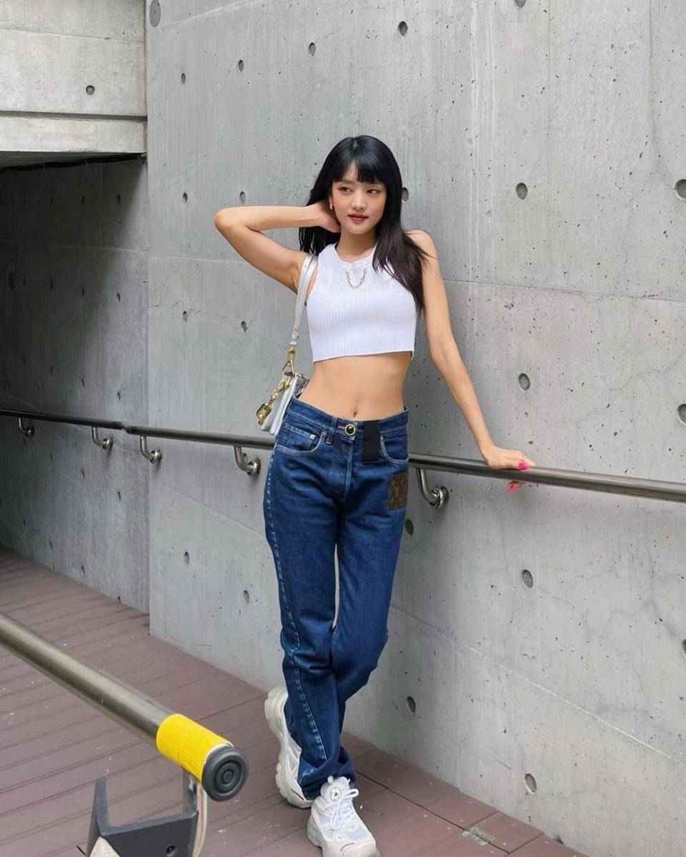 inspirasi padu padan jeans ala Minnie (G)-IDLE (instagram.com/min.nicha)