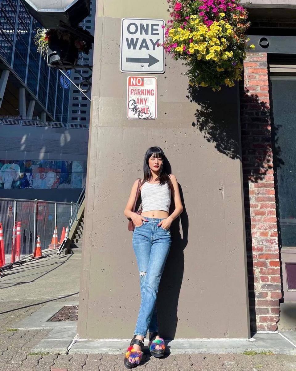 inspirasi padu padan jeans ala Minnie (G)-IDLE (instagram.com/min.nicha)