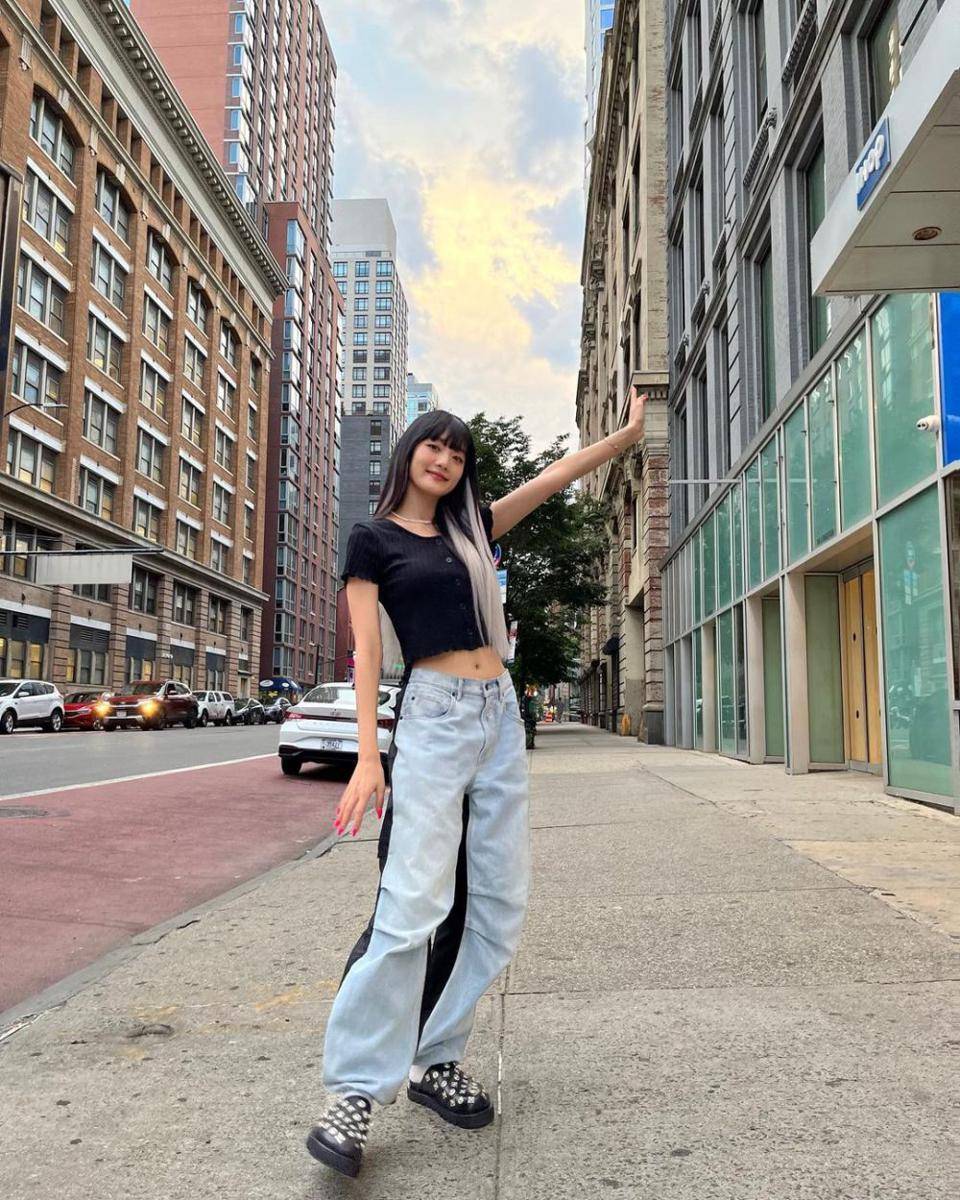 inspirasi padu padan jeans ala Minnie (G)-IDLE (instagram.com/min.nicha)