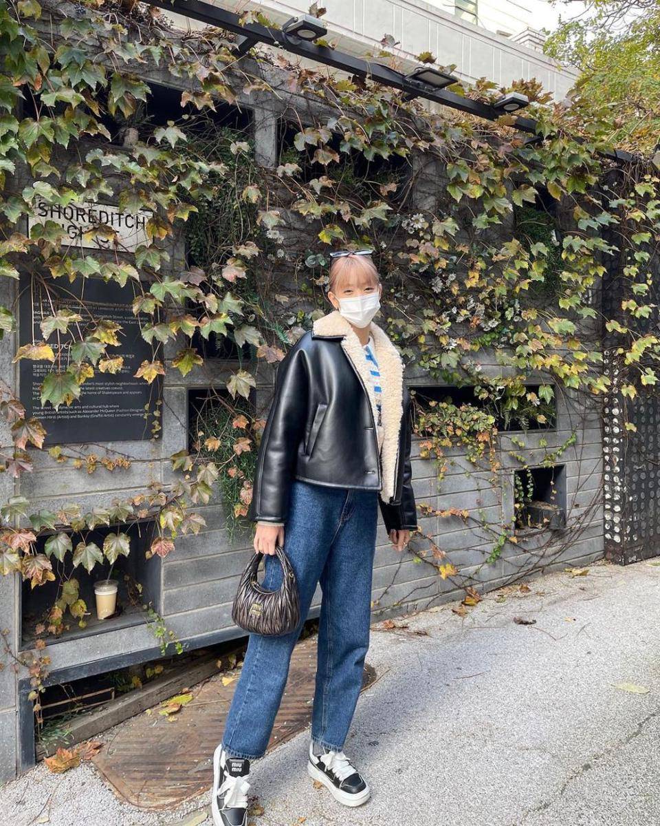 inspirasi padu padan jeans ala Minnie (G)-IDLE (instagram.com/min.nicha)