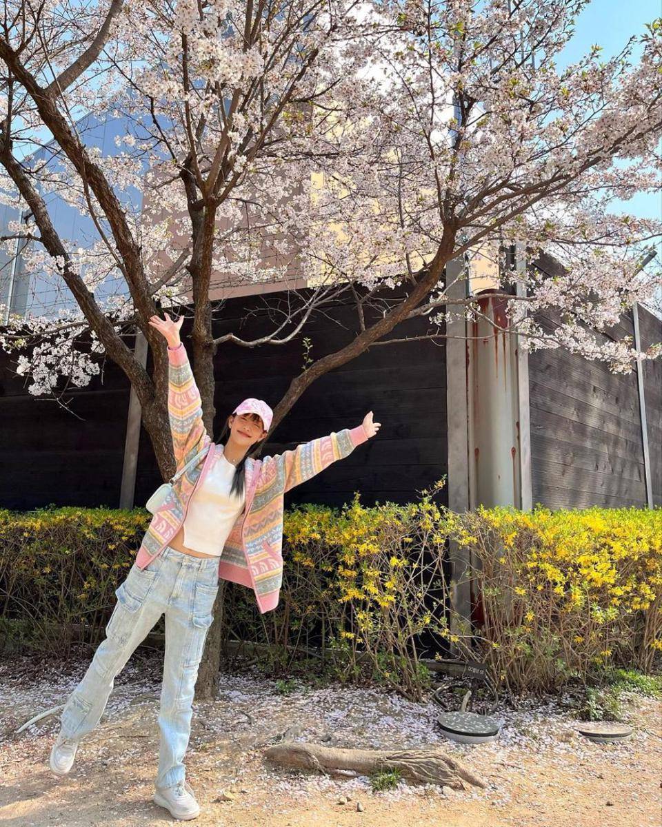 inspirasi padu padan jeans ala Minnie (G)-IDLE (instagram.com/min.nicha)
