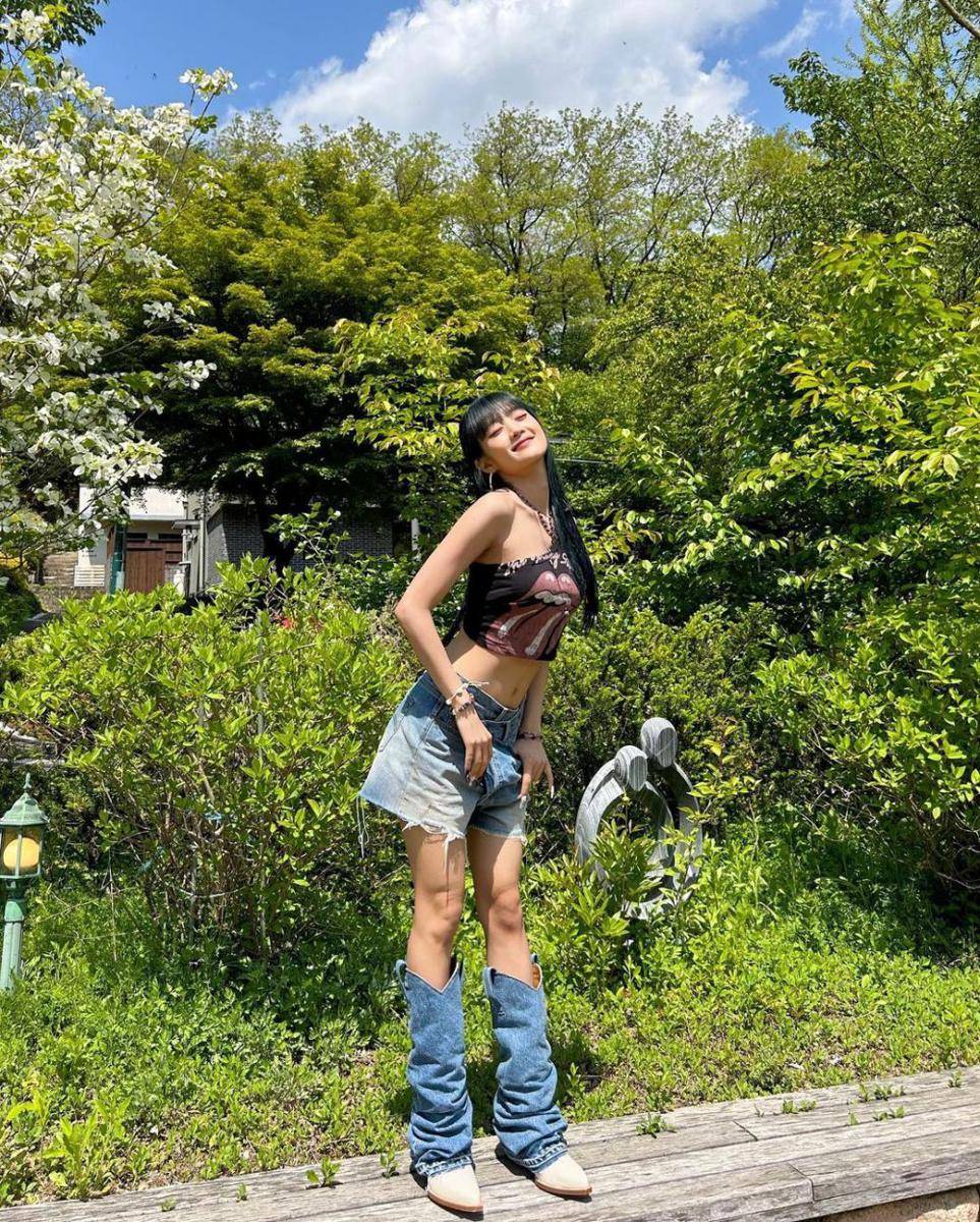inspirasi padu padan jeans ala Minnie (G)-IDLE (instagram.com/min.nicha)