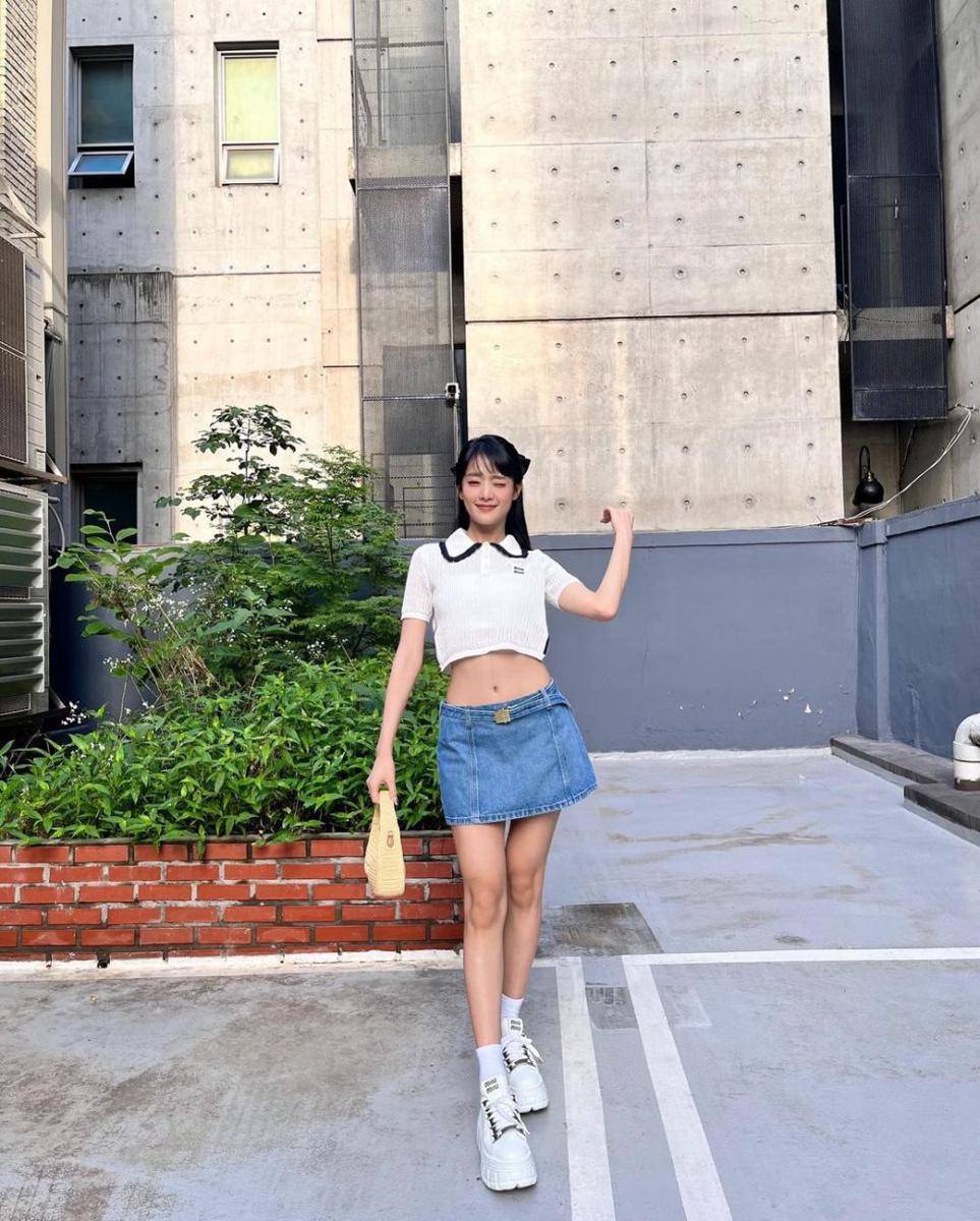 inspirasi padu padan jeans ala Minnie (G)-IDLE (instagram.com/min.nicha)