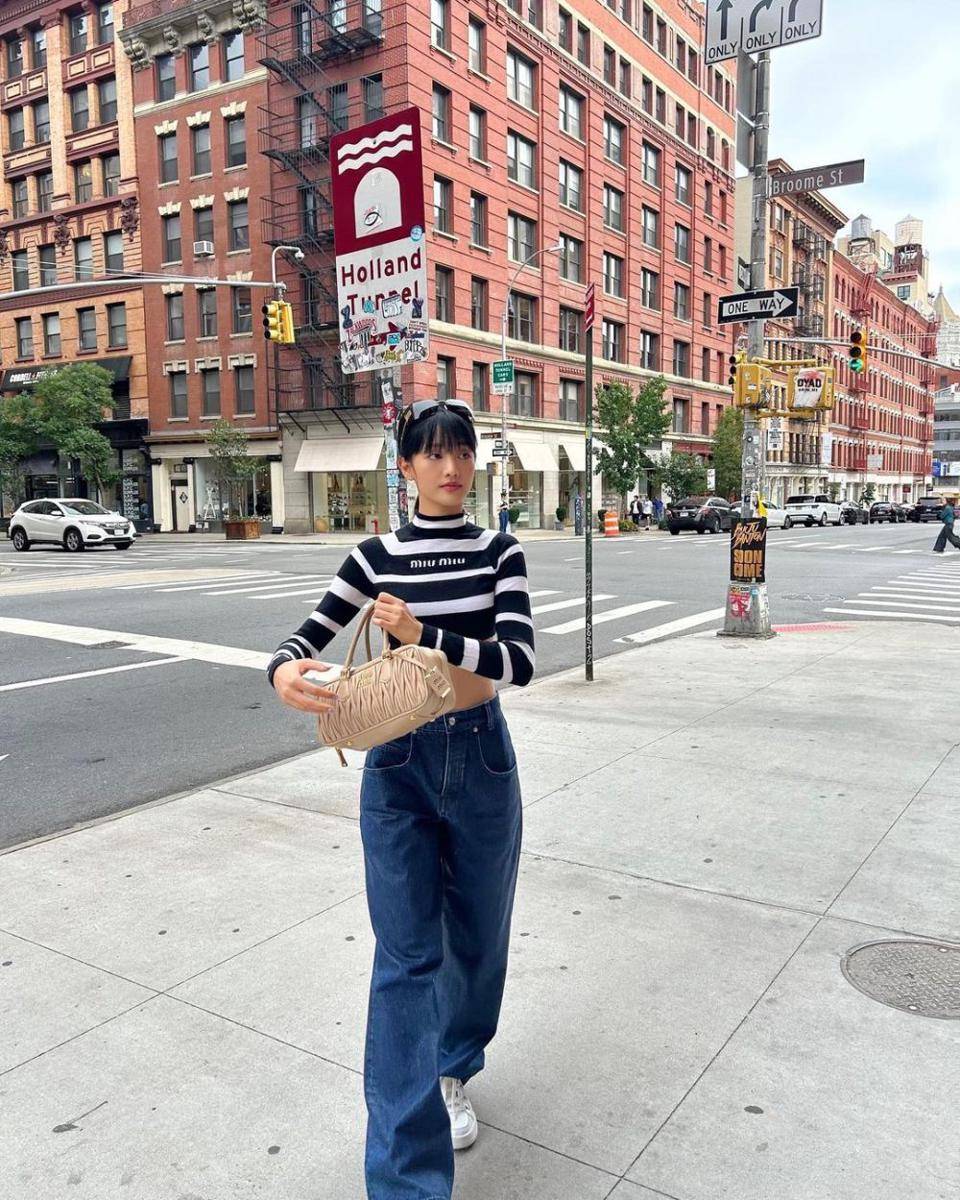 inspirasi padu padan jeans ala Minnie (G)-IDLE (instagram.com/min.nicha)