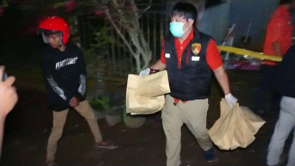 Polisi mengamankan barang bukti dari lokasi kejadian. IDN Times/ Bramanta Pamungkas