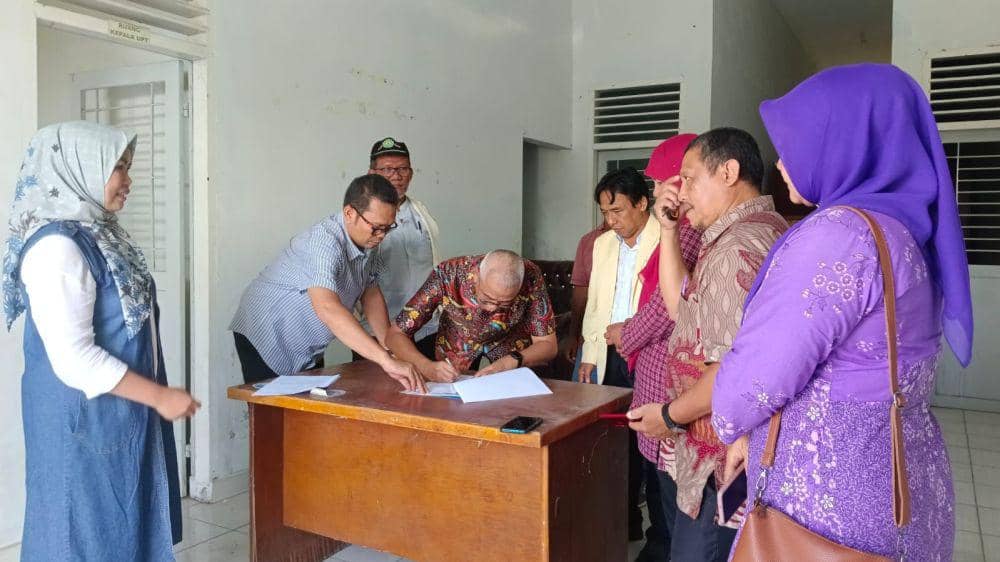 Ketua Ikatan Pekerja Sosial Masyarakat (IPSM) Sumatera Utara, Muchrid “Coki” Nasution (empat dari kiri) usai memimpin rapat persiapan pelantikan pengurus IPSM Sumut periode 2023-2028 di Medan, Senin (31/7/2023).