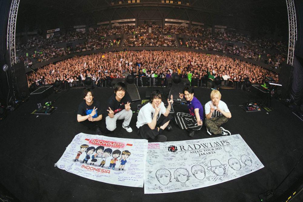 9 Potret Keseruan Konser RADWIMPS di Jakarta, Tampil All-Out!
