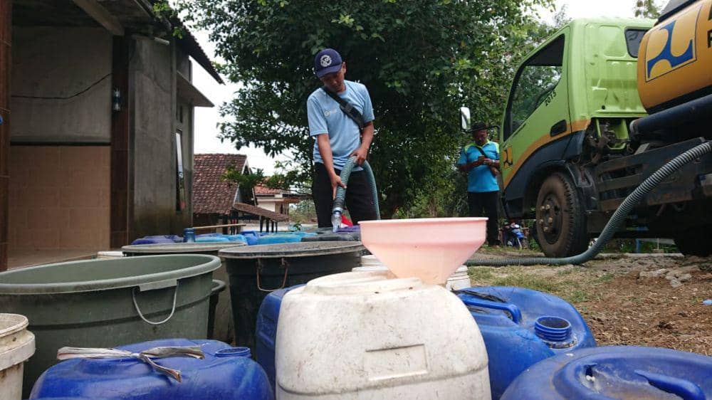 Petugas mendristibusikan air bersih bagi warga Tulungagung. IDN Times/ Bramanta Pamungkas