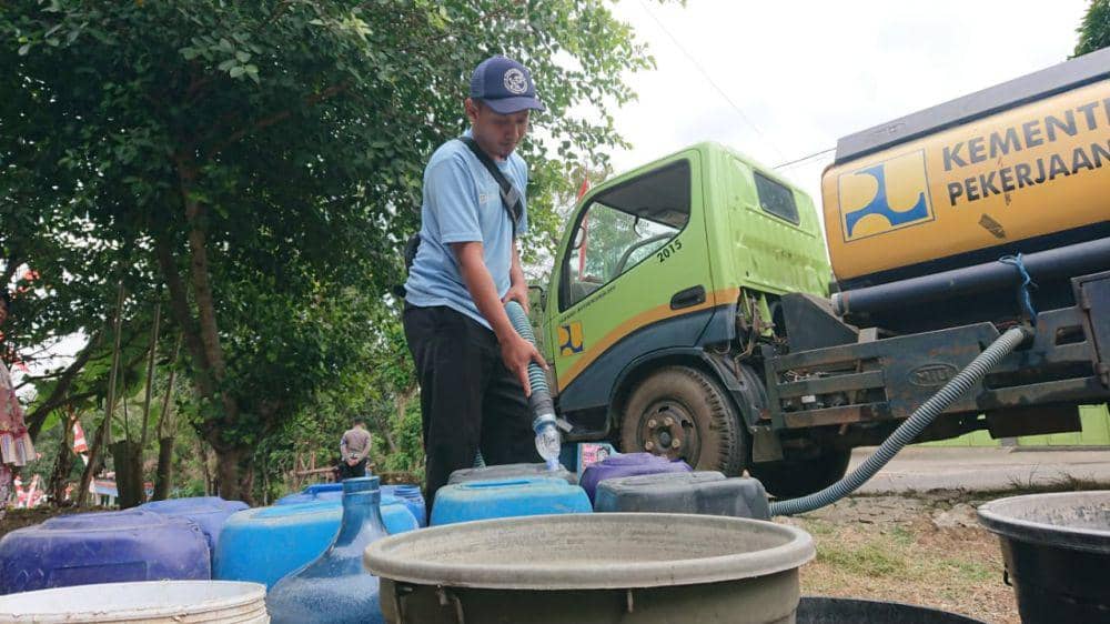 Petugas mendristibusikan air bersih bagi warga Tulungagung. IDN Times/ Bramanta Pamungkas