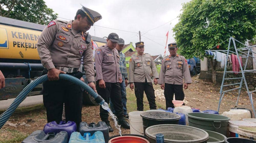 Polisi mendistribusikan air bersih bagi warga di Tulungagung. IDN Times/ Bramanta Pamungkas