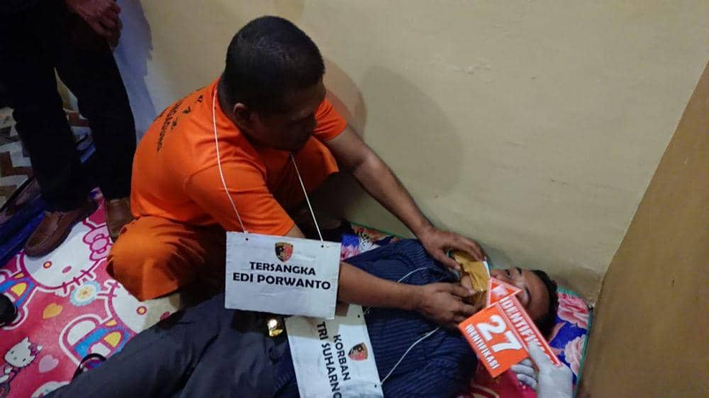 Tersangka pembunuhan pasutri di Tulungagung saat menjalani rekontruksi. IDN Times/ Bramanta Pamungkas