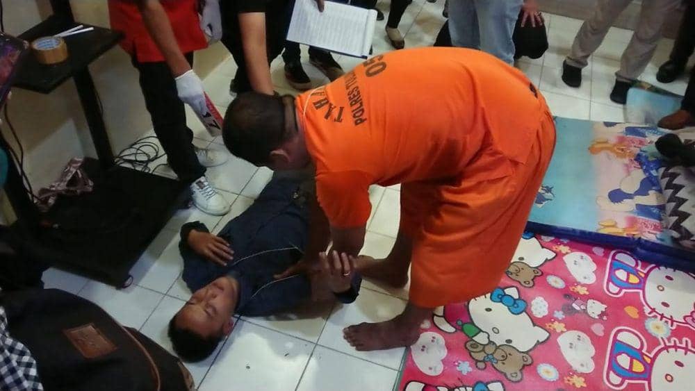 Tersangka pembunuhan pasutri di Tulungagung saat menjalani rekontruksi. IDN Times/ Bramanta Pamungkas
