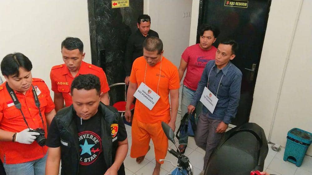 Tersangka pembunuhan pasutri di Tulungagung saat menjalani rekontruksi. IDN Times/ Bramanta Pamungkas