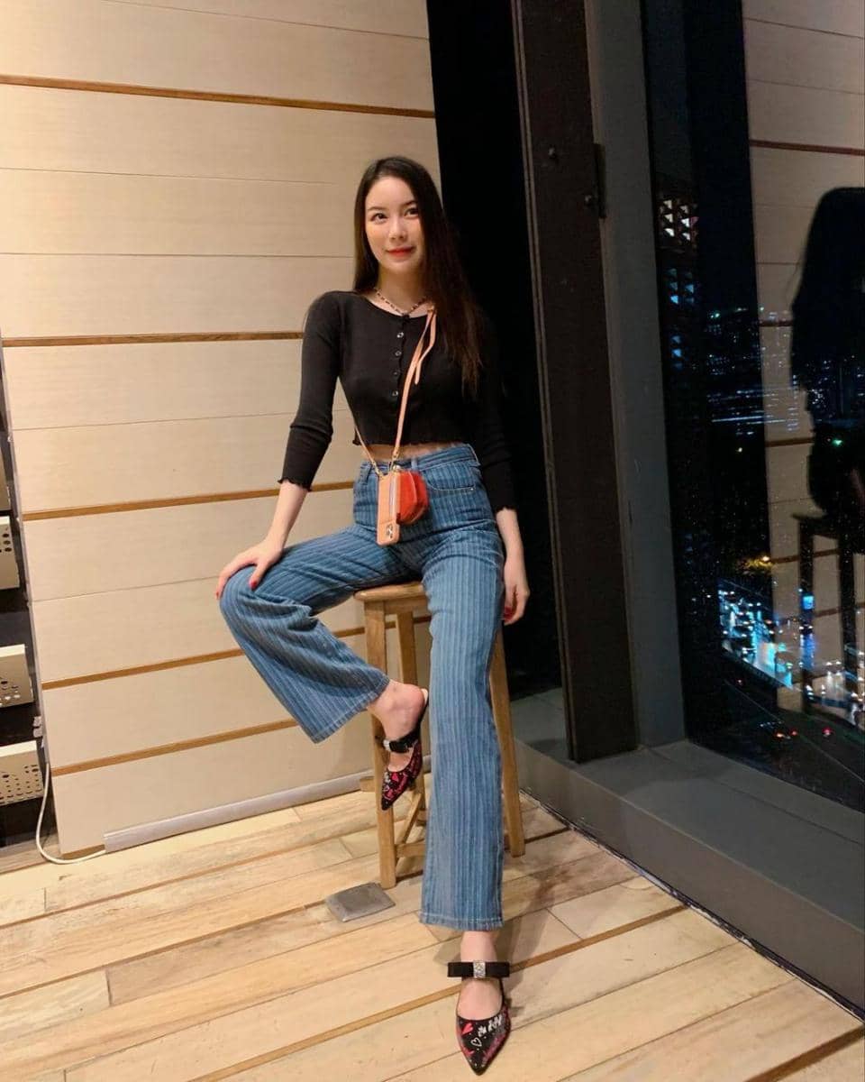 atasan long sleeve ala Mook Worranit (instagram.com/mookworranit)