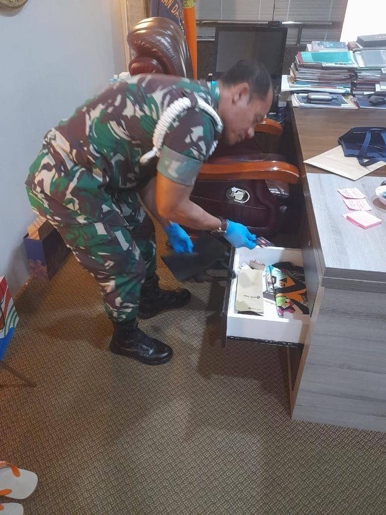 Penyidik dari Puspom TNI dan KPK sedang melakukan penggeledahan di ruang kerja Kepala Badan SAR Nasional pada Jumat, 4 Agustus 2023. (Dokumentasi Puspen TNI)
