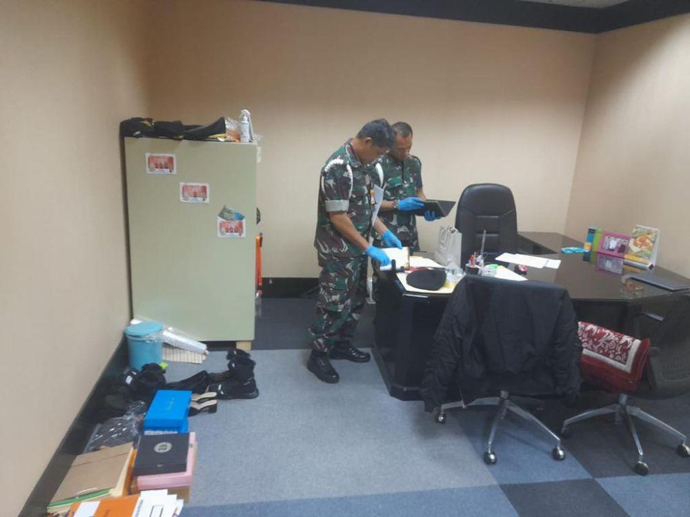Penyidik Puspom TNI-KPK Geledah Ruang Kerja Kabasarnas, Bawa 1 Koper