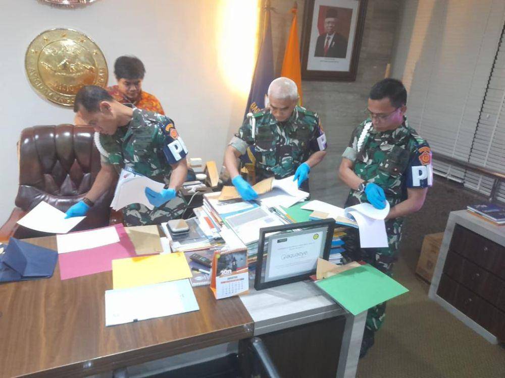 Penyidik dari Puspom TNI dan KPK sedang melakukan penggeledahan di ruang kerja Kepala Badan SAR Nasional pada Jumat, 4 Agustus 2023. (Dokumentasi Puspen TNI)