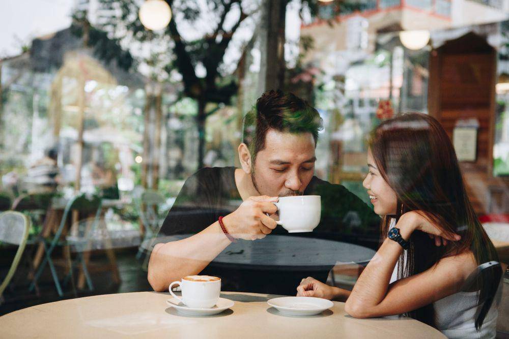 Nge-date di coffee shop (123rf.com/rawpixel)