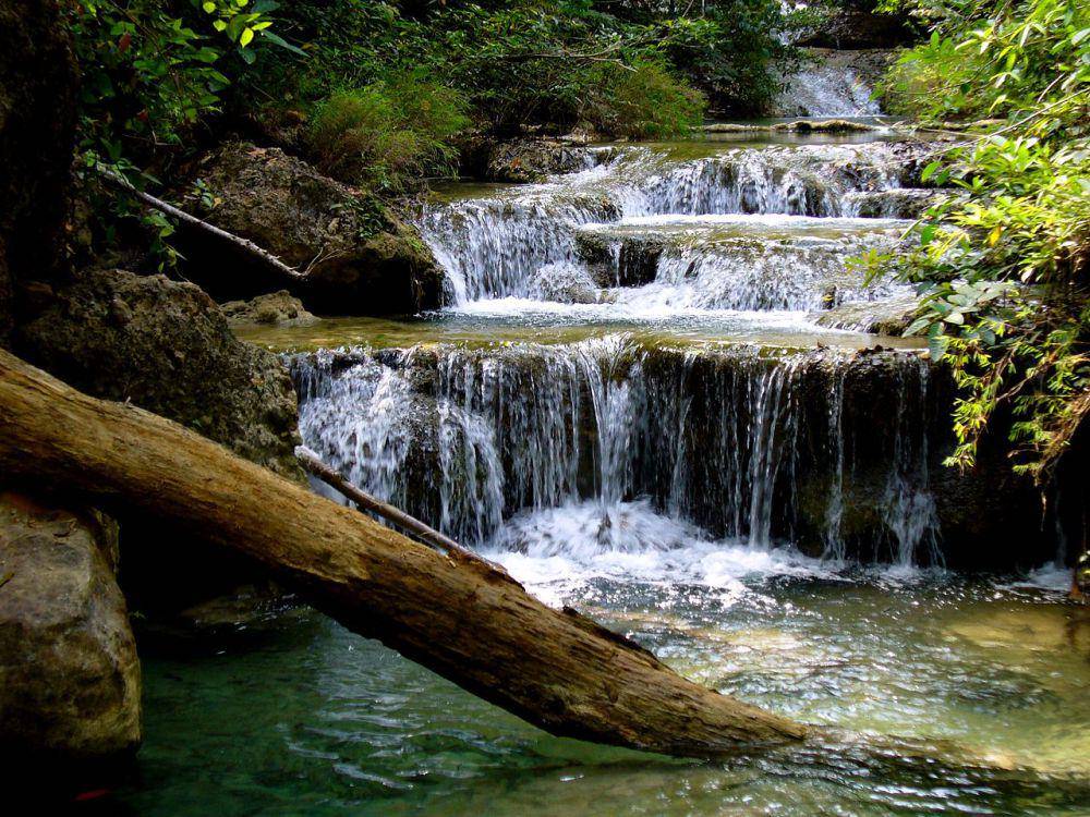 Erawan National Park (commons.wikimedia.org/yeowatzup)