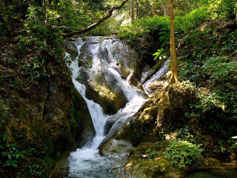 Erawan National Park (commons.wikimedia.org/yeowatzup)
