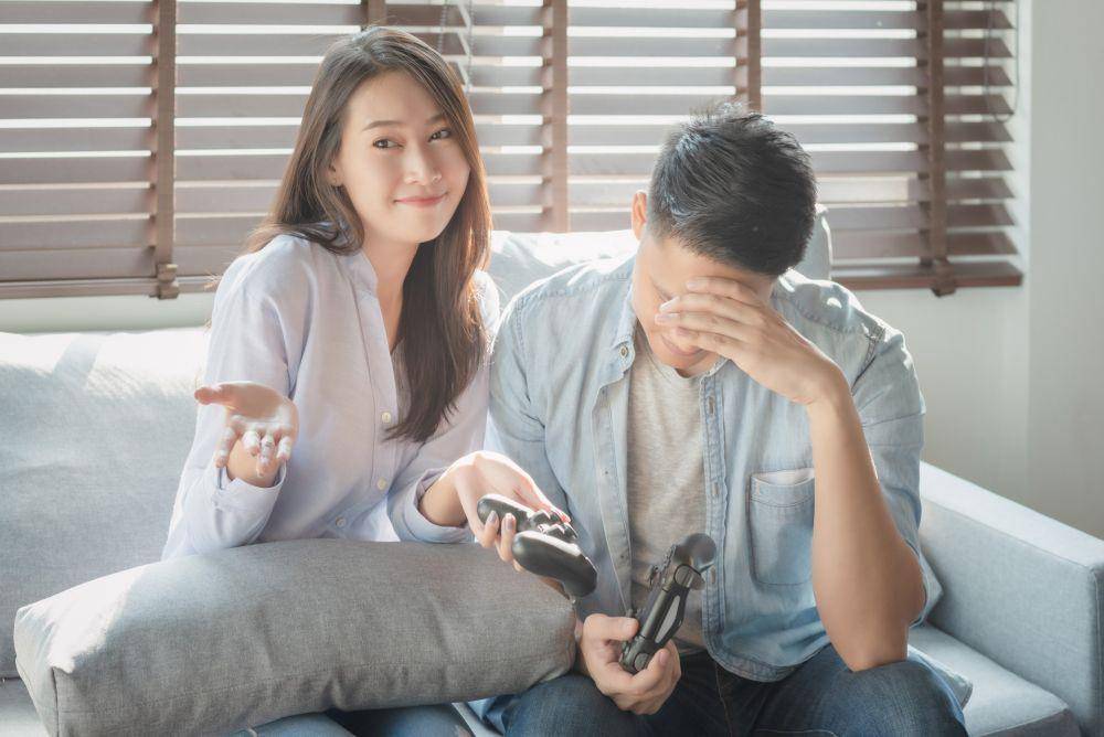 Ilustrasi pasangan suami istri bermain gim (123rf.com/teddybearpicnic)