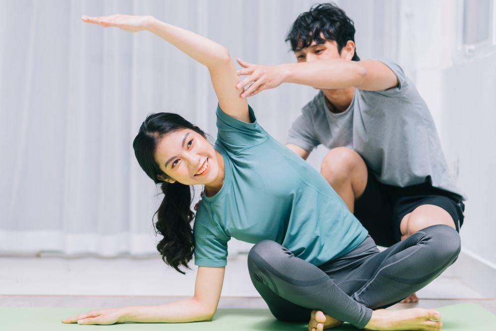Olahraga bersama pacar (123rf.com/havucfp)