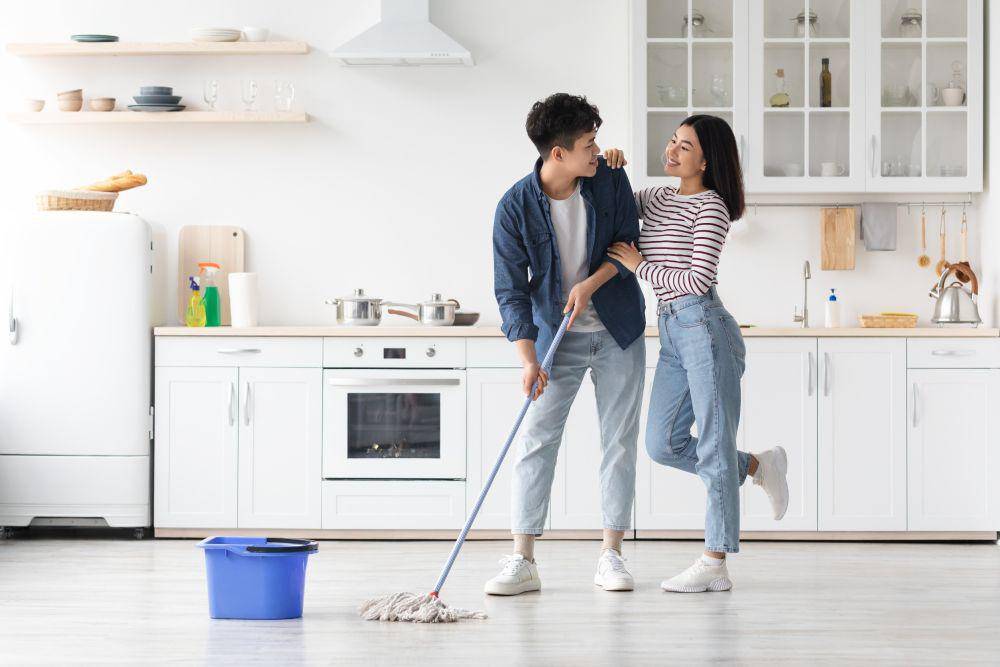 Ilustrasi pasangan suami istri membersihkan rumah (123rf.com/milkos)