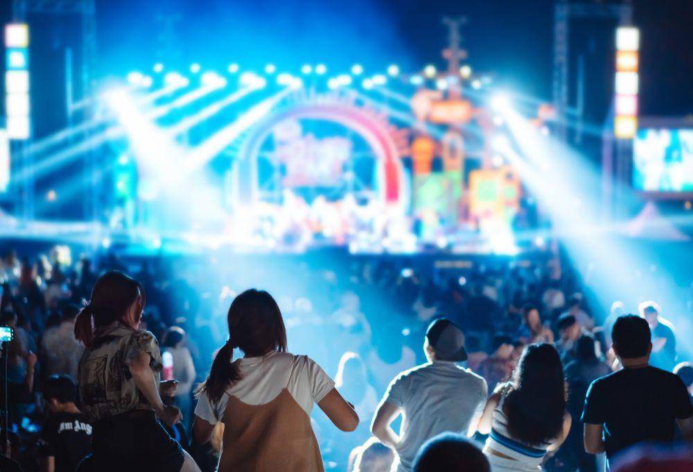 Nonton konser bareng pacar (123rf.com/champlifezy)
