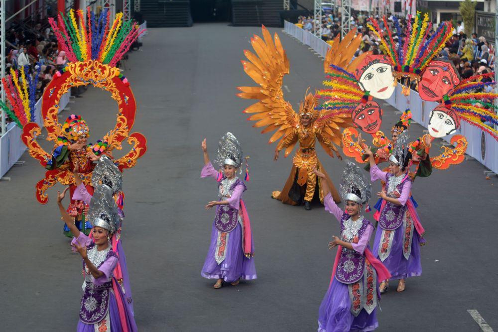 Promosi Tenun Songket Lombok pada Jember Fashion Carnaval