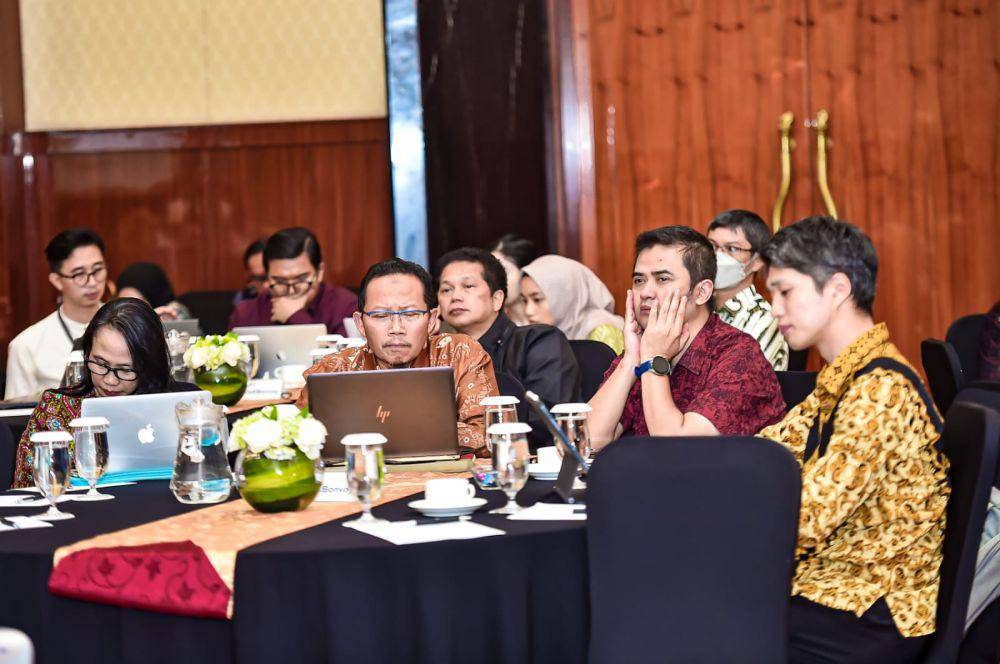Menteri Lingkungan Hidup dan Kehutanan, Siti Nurbaya memberikan bekal sebagai persiapan para Delegasi Republik Indonesia menghadapi berbagai perundingan di COP28 Dubai. (Dok. KLHK)