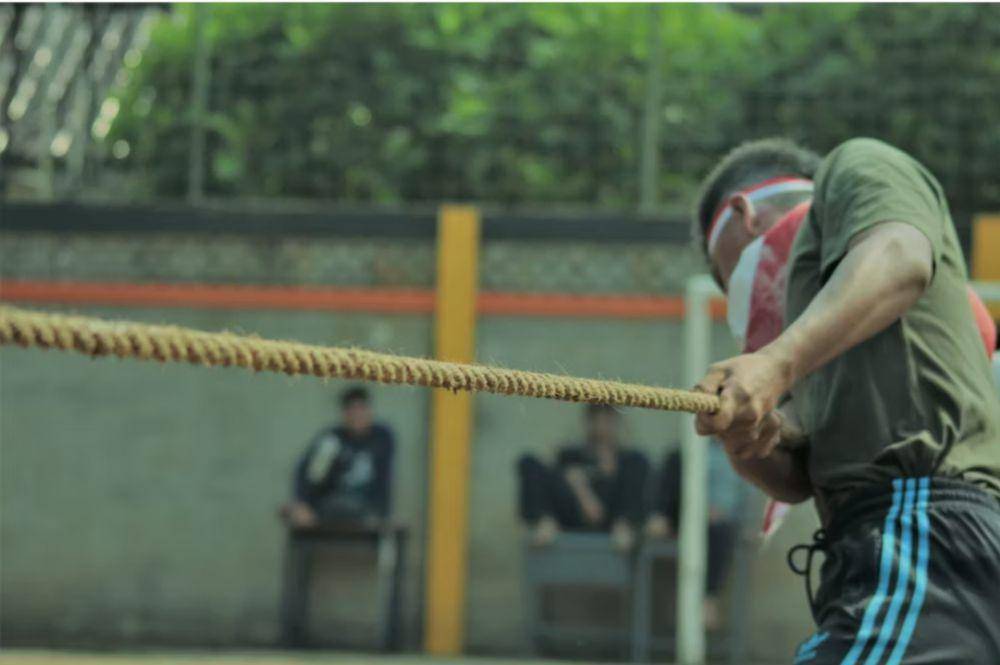 Lomba tarik tambang(unsplash.com/@celvinzaky)