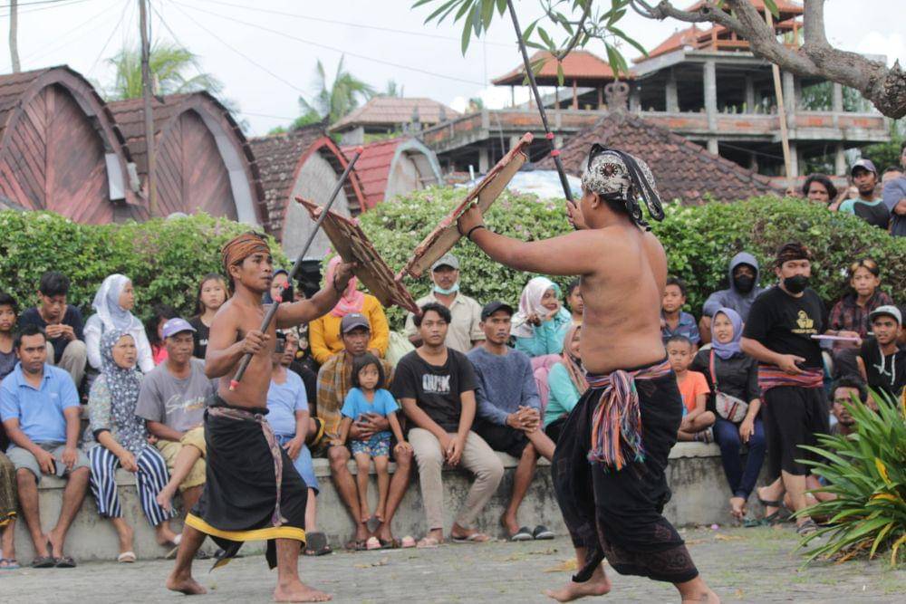Atraksi peresean digelar Dinas Pariwisata Lombok Barat di Pasar Seni Senggigi. (dok. Diapar Lobar)