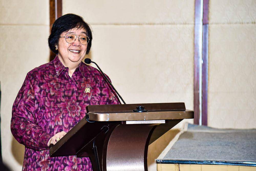 Menteri Lingkungan Hidup dan Kehutanan, Siti Nurbaya memberikan bekal sebagai persiapan para Delegasi Republik Indonesia menghadapi berbagai perundingan di COP28 Dubai. (Dok. KLHK)