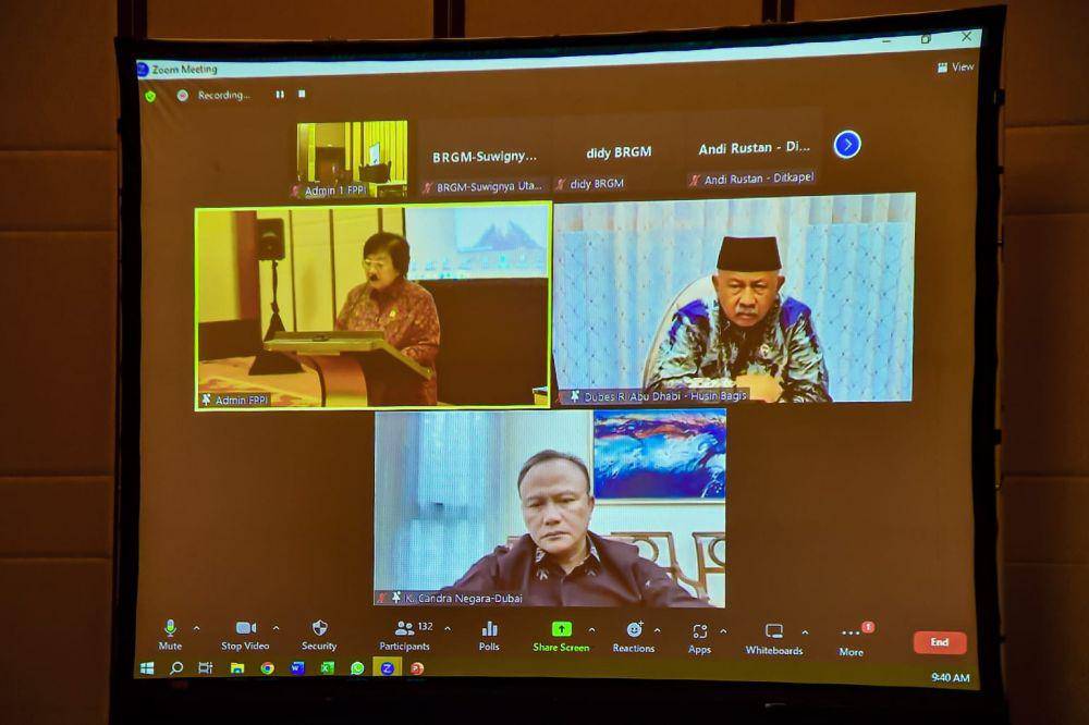 Menteri Lingkungan Hidup dan Kehutanan, Siti Nurbaya memberikan bekal sebagai persiapan para Delegasi Republik Indonesia menghadapi berbagai perundingan di COP28 Dubai. (Dok. KLHK)