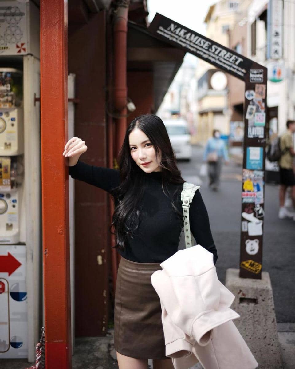 atasan long sleeve ala Mook Worranit (instagram.com/mookworranit)