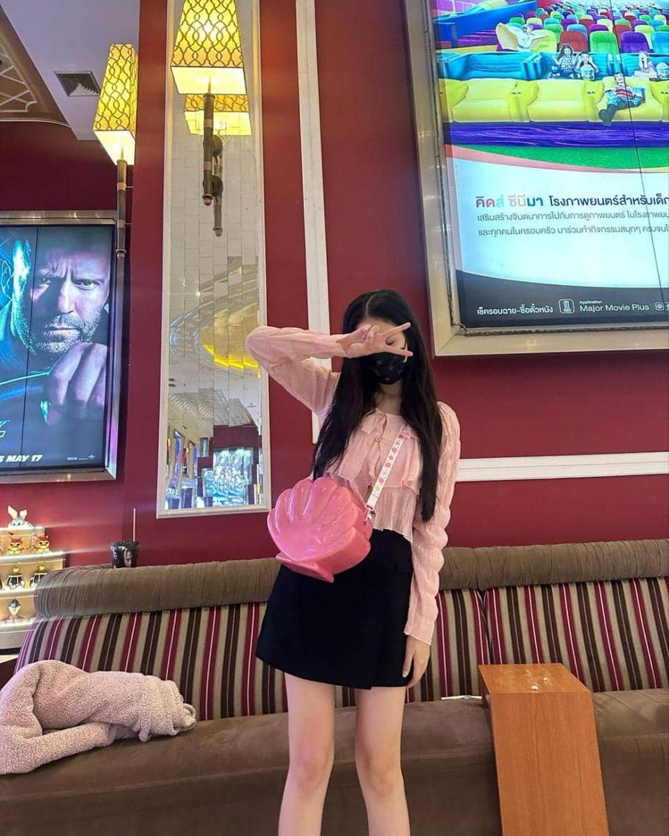 atasan long sleeve ala Mook Worranit (instagram.com/mookworranit)