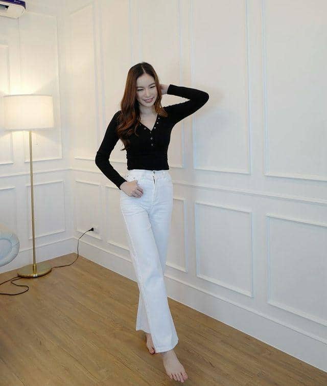 atasan long sleeve ala Mook Worranit (instagram.com/mookworranit)