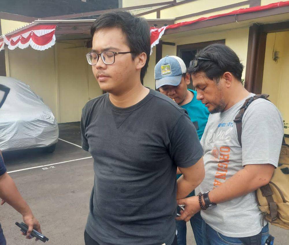 Tersangka pembunuhan mahasiswa UI saat diamankan petugas gabungan Polres Metro Depok dan Polsek Beji. (Istimewa)