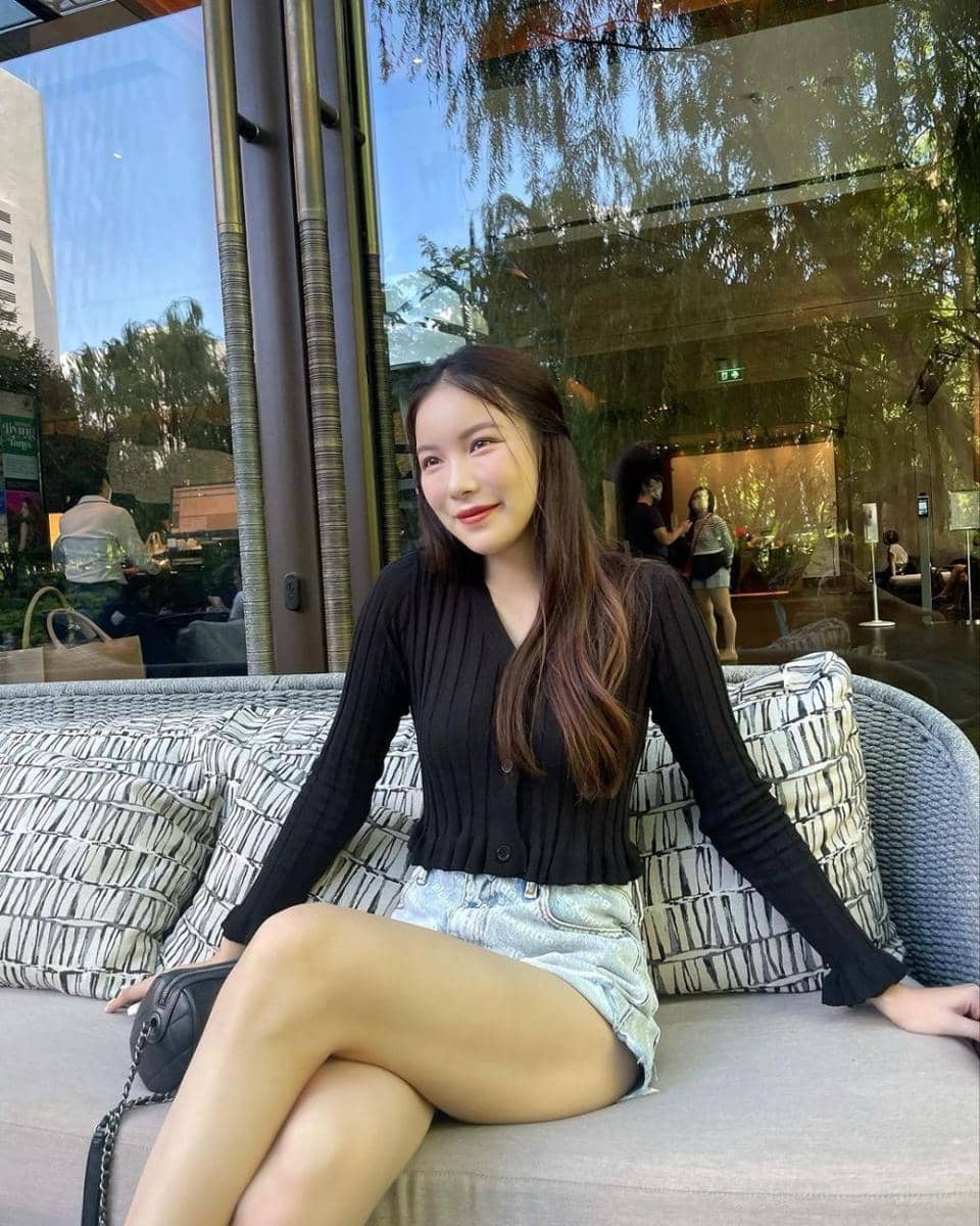 atasan long sleeve ala Mook Worranit (instagram.com/mookworranit)