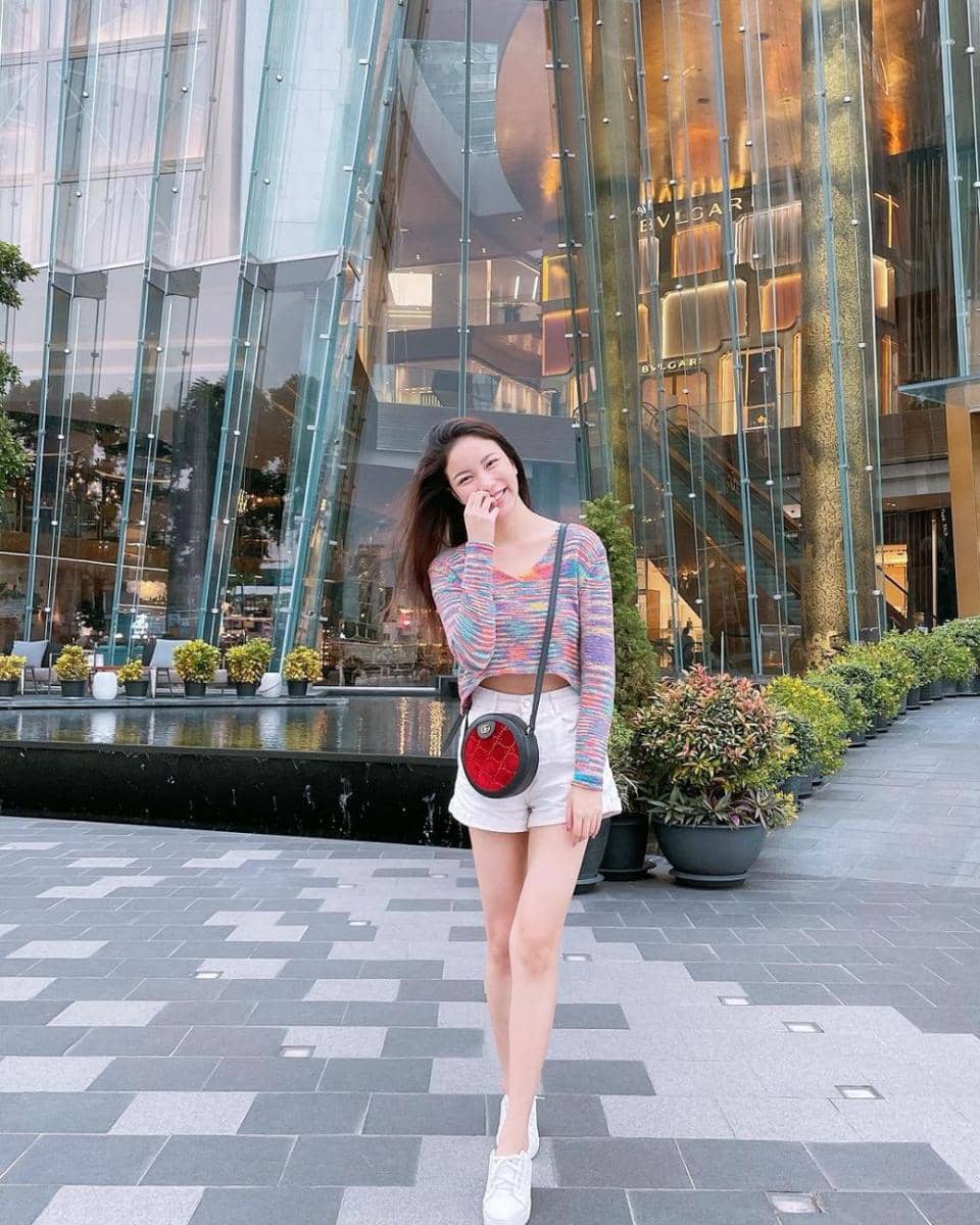 atasan long sleeve ala Mook Worranit (instagram.com/mookworranit)